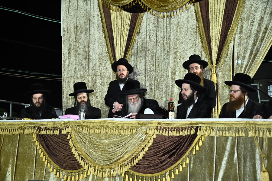האדמו"ר ממודז'יץ בהדלקה ל"ג בעומר