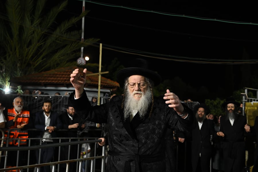 האדמו"ר ממודז'יץ בהדלקה ל"ג בעומר