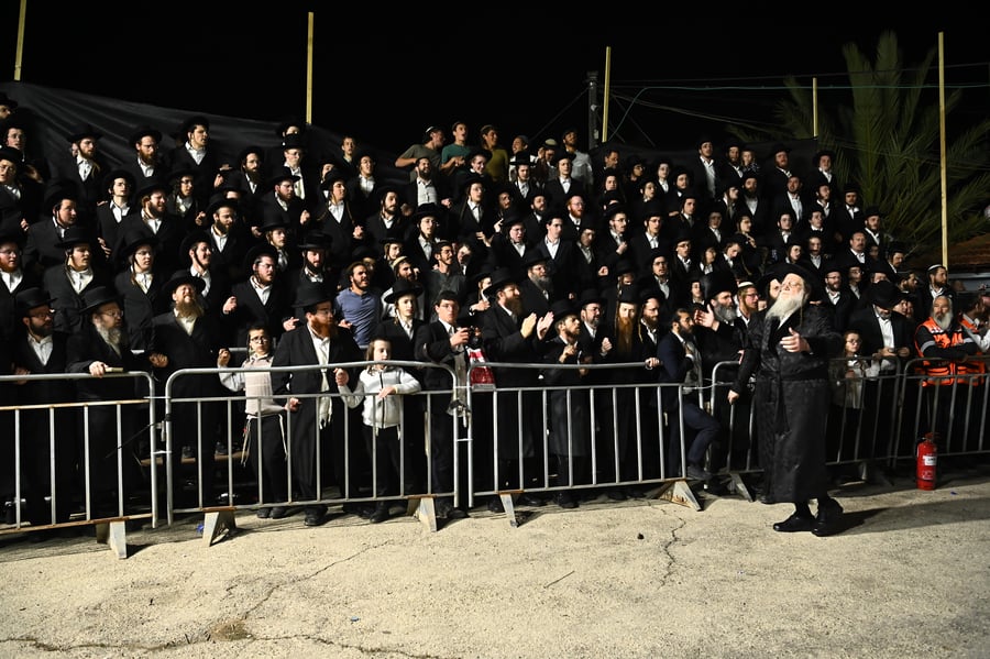 האדמו"ר ממודז'יץ בהדלקה ל"ג בעומר