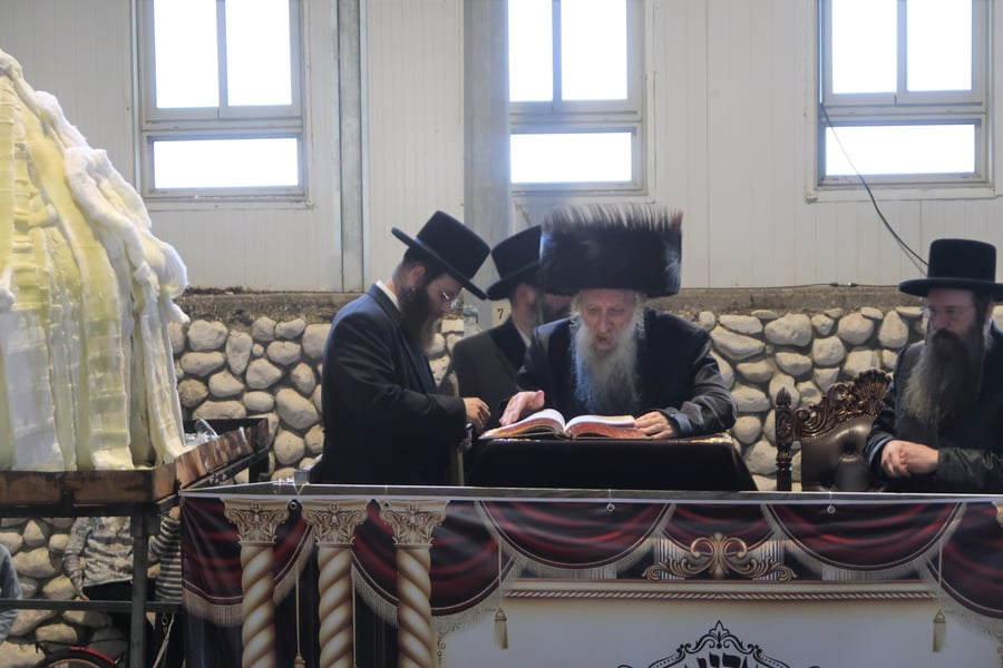 מעמד ההדלקה בחצה"ק טשארנאביל