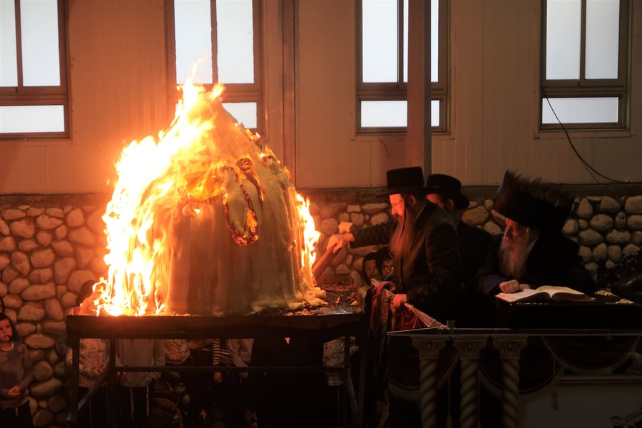 מעמד ההדלקה בחצה"ק טשארנאביל