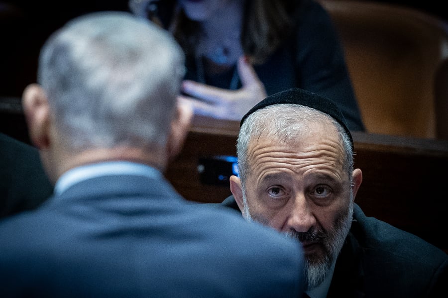 החרדים יפרשו? נתניהו ודרעי במליאה