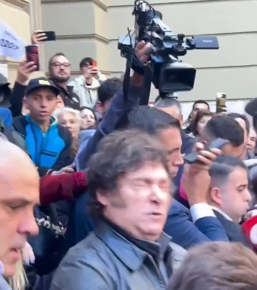 מיליי מקבל מכה מהמיקרופון