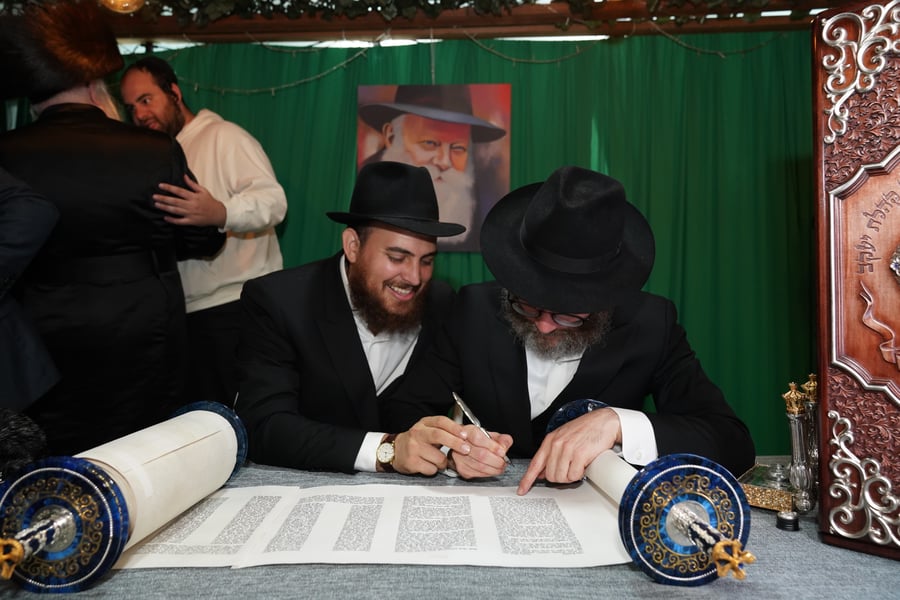 הכנסת ספר תורה לבית חב"ד מדג'ין - קולומביה