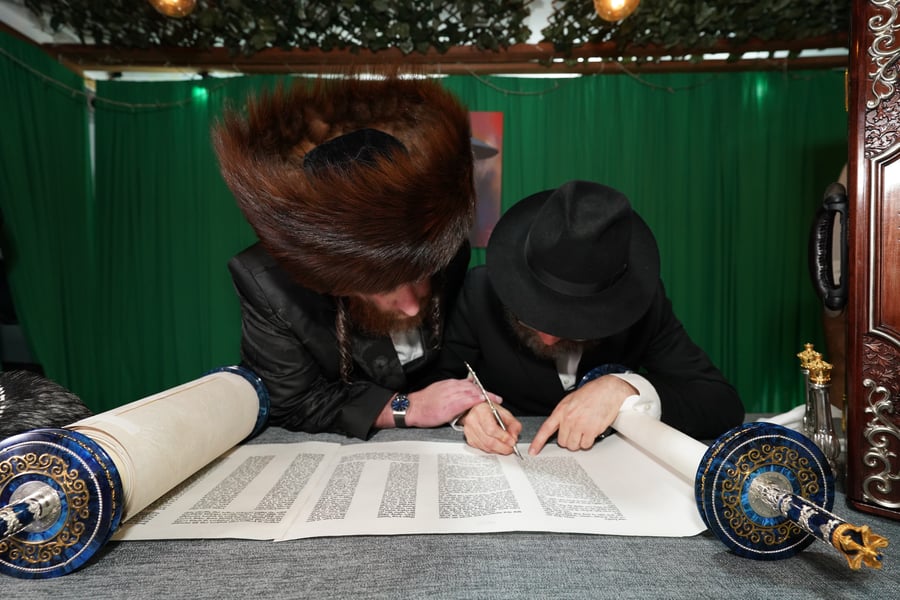 הכנסת ספר תורה לבית חב"ד מדג'ין - קולומביה