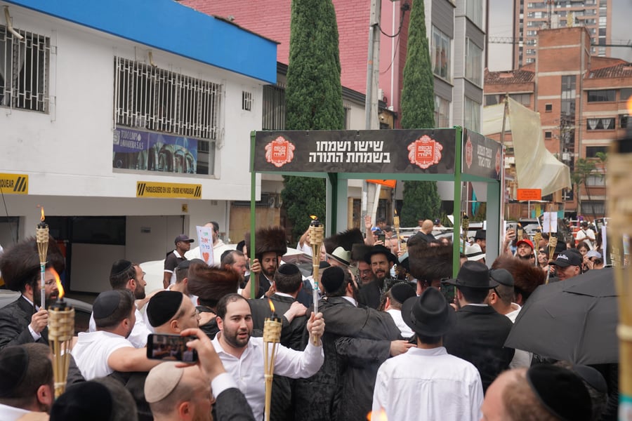 הכנסת ספר תורה לבית חב"ד מדג'ין - קולומביה