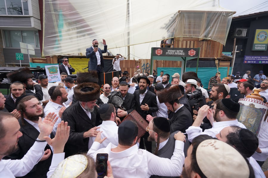 הכנסת ספר תורה לבית חב"ד מדג'ין - קולומביה
