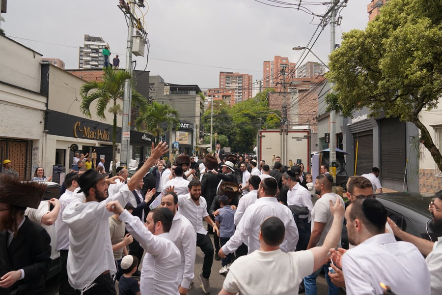 הכנסת ספר תורה לבית חב"ד מדג'ין - קולומביה