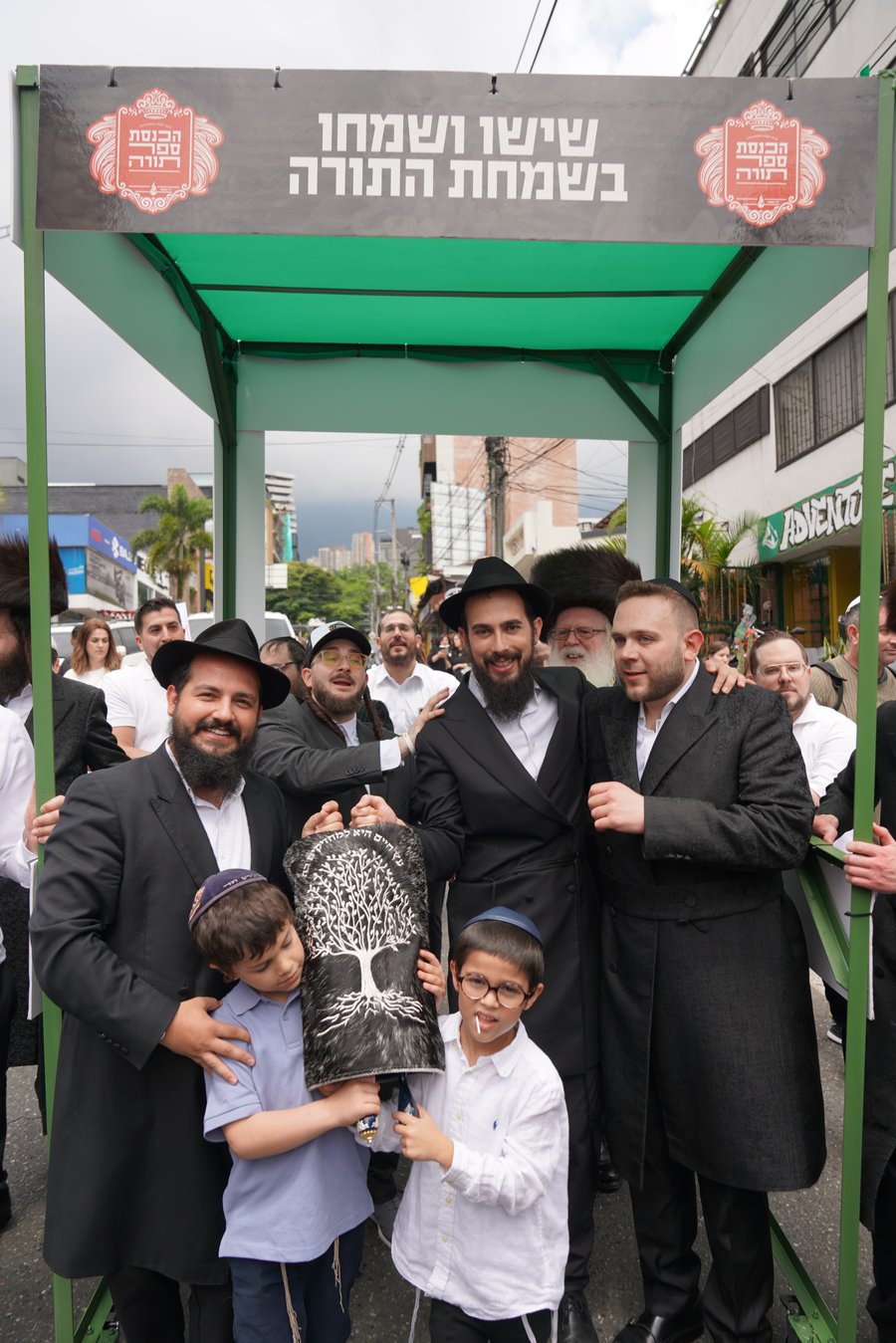הכנסת ספר תורה לבית חב"ד מדג'ין - קולומביה