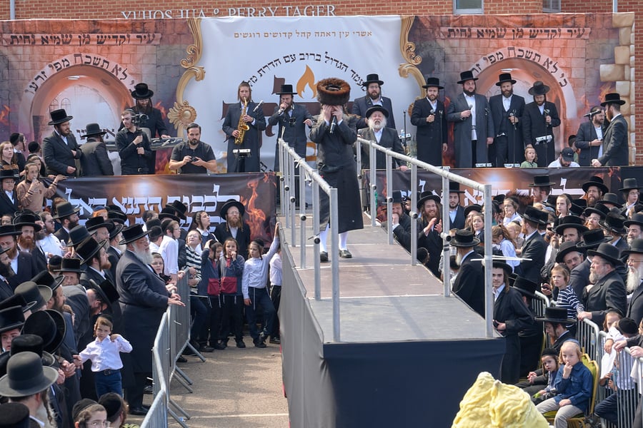 הרה"צ רבי שמעלקא בידרמן בהדלקה הגדולה בלונדון