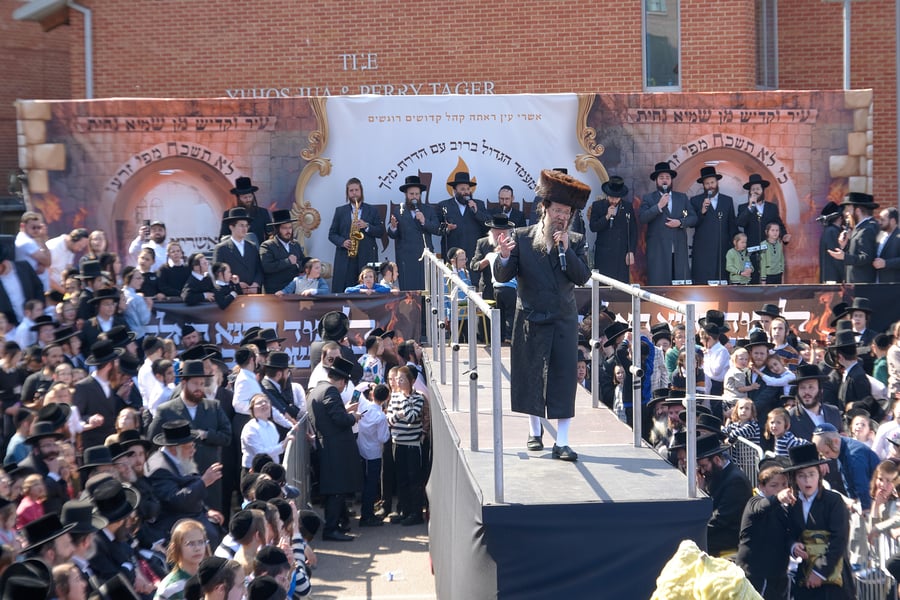הרה"צ רבי שמעלקא בידרמן בהדלקה הגדולה בלונדון