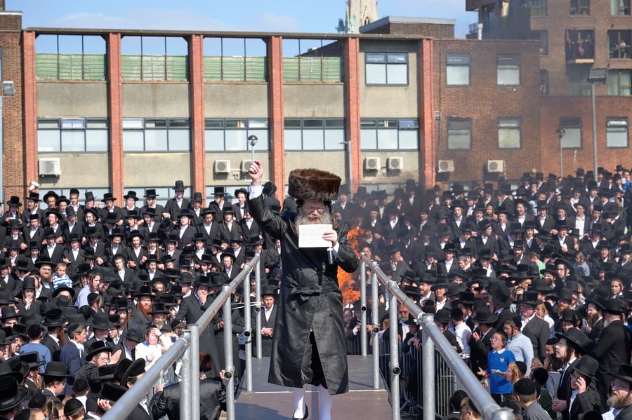 הרה"צ רבי שמעלקא בידרמן בהדלקה הגדולה בלונדון
