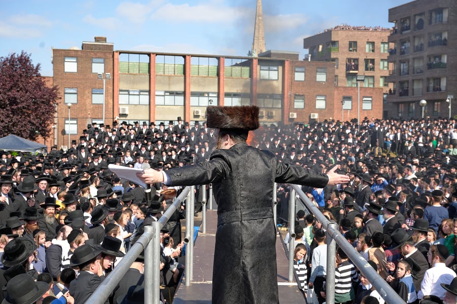 הרה"צ רבי שמעלקא בידרמן בהדלקה הגדולה בלונדון