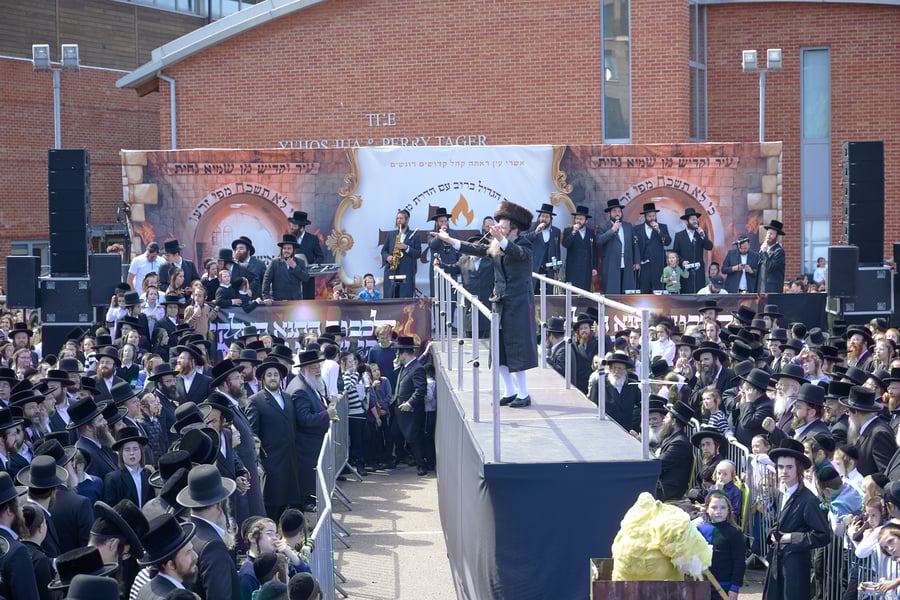הרה"צ רבי שמעלקא בידרמן בהדלקה הגדולה בלונדון