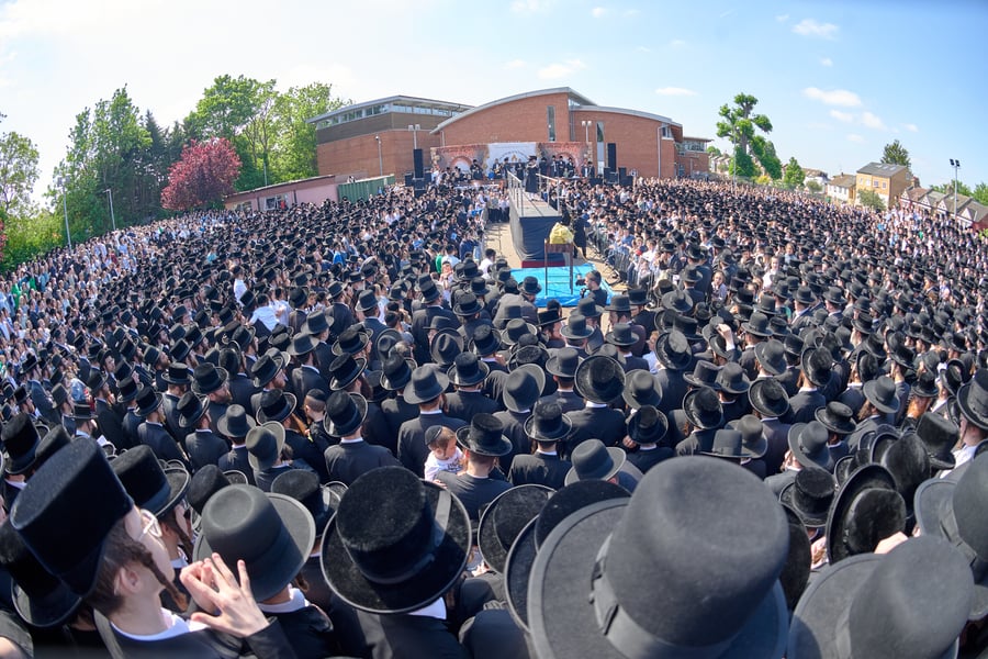 הרה"צ רבי שמעלקא בידרמן בהדלקה הגדולה בלונדון