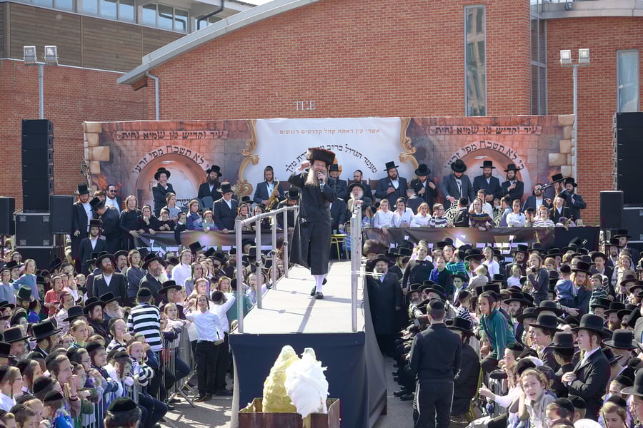 הרה"צ רבי שמעלקא בידרמן בהדלקה הגדולה בלונדון