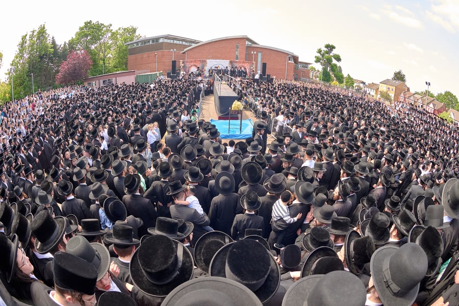 הרה"צ רבי שמעלקא בידרמן בהדלקה הגדולה בלונדון