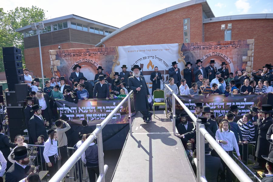 הרה"צ רבי שמעלקא בידרמן בהדלקה הגדולה בלונדון