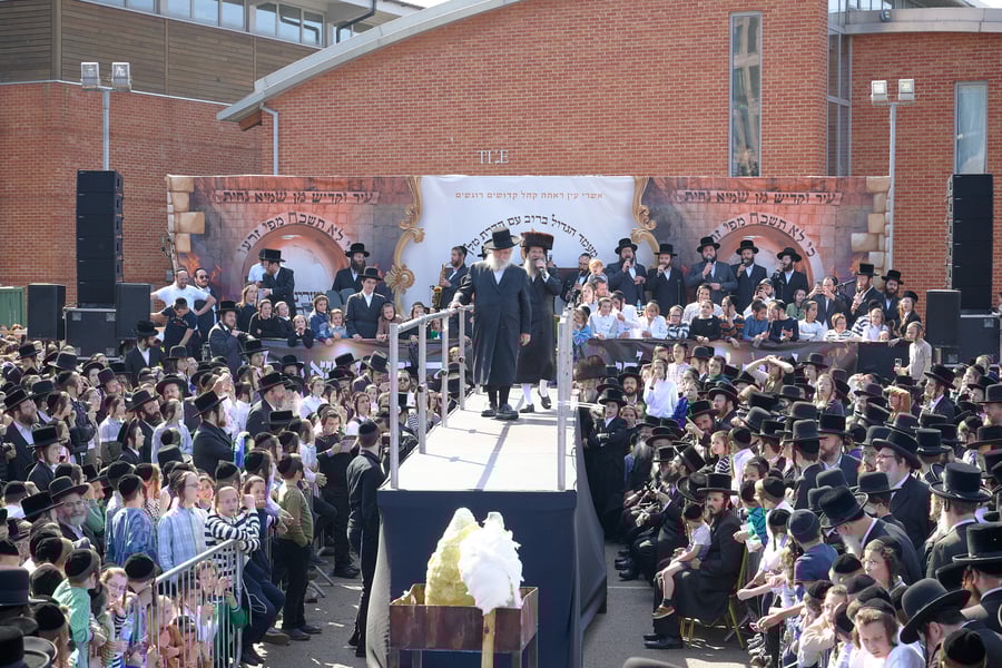 הרה"צ רבי שמעלקא בידרמן בהדלקה הגדולה בלונדון