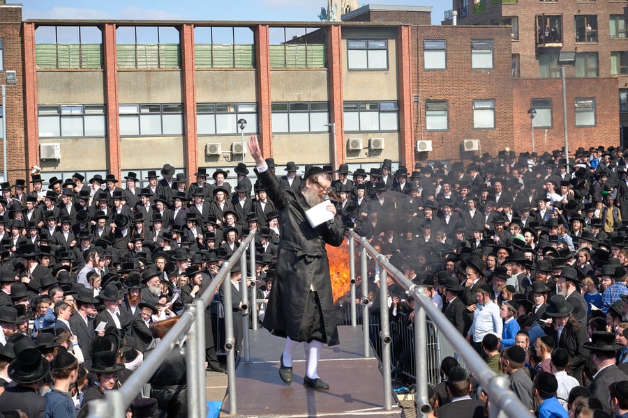 הרה"צ רבי שמעלקא בידרמן בהדלקה הגדולה בלונדון
