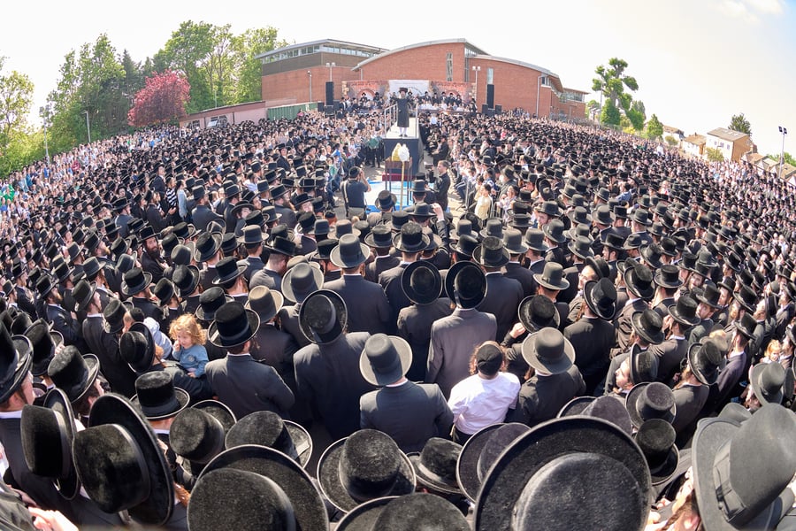 הרה"צ רבי שמעלקא בידרמן בהדלקה הגדולה בלונדון