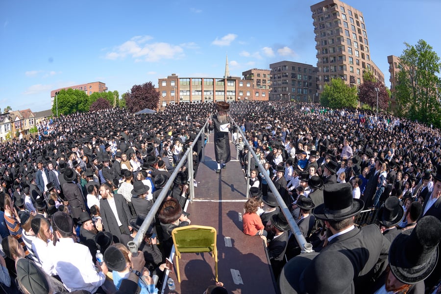 הרה"צ רבי שמעלקא בידרמן בהדלקה הגדולה בלונדון
