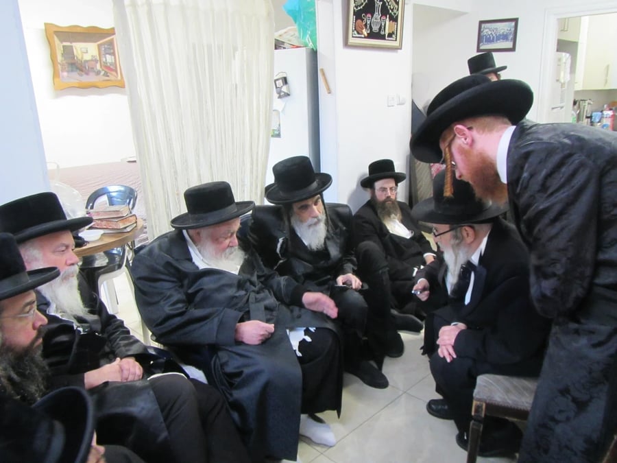האדמו"ר מאמשינוב בניחום אבלים אצל מחותנו גאב"ד ראדומישלא