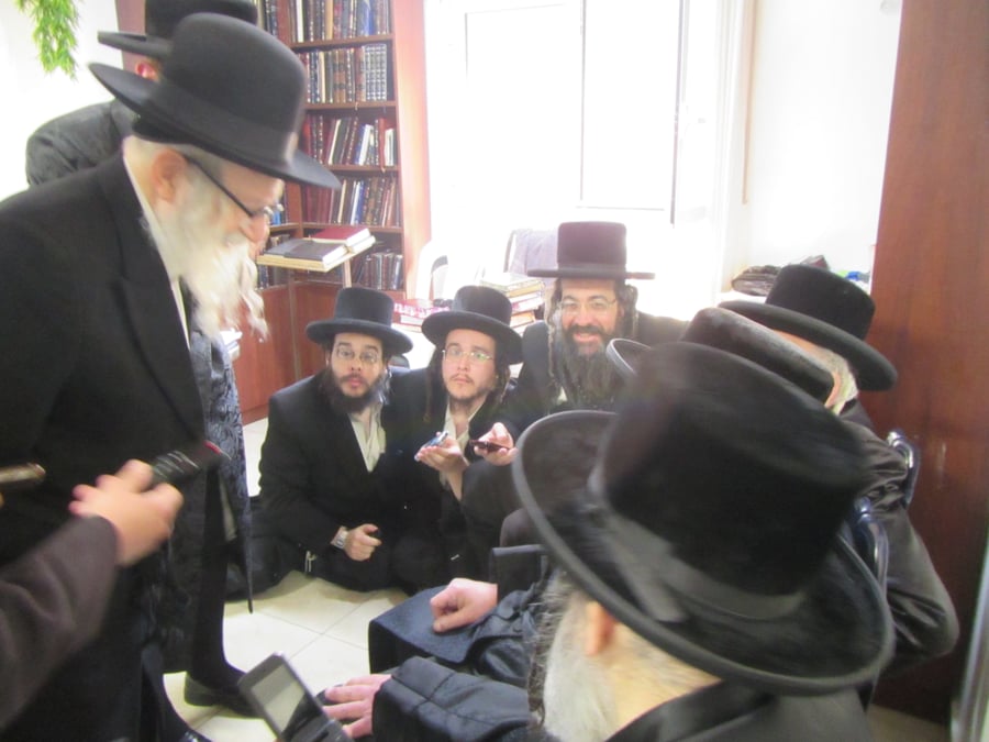 האדמו"ר מאמשינוב בניחום אבלים אצל מחותנו גאב"ד ראדומישלא