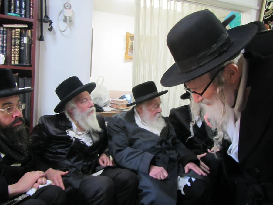 האדמו"ר מאמשינוב בניחום אבלים אצל מחותנו גאב"ד ראדומישלא