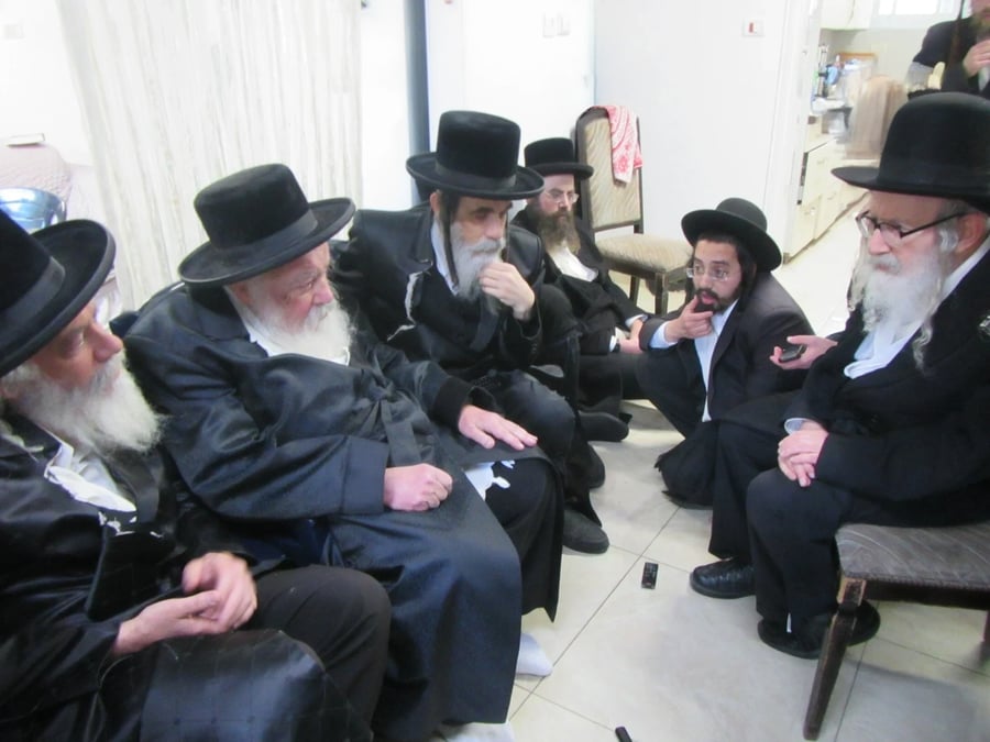 האדמו"ר מאמשינוב בניחום אבלים אצל מחותנו גאב"ד ראדומישלא