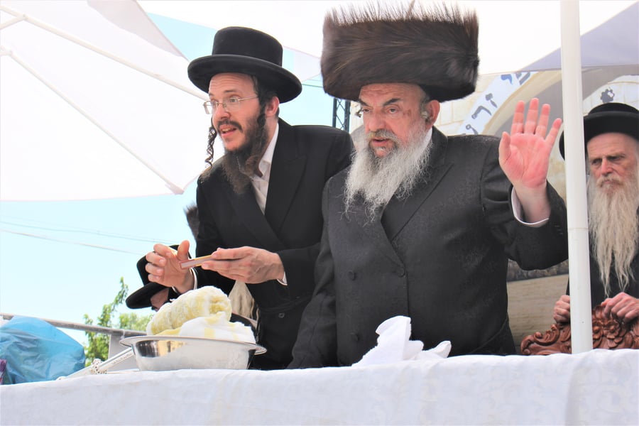 האדמו''ר מלעלוב בהדלקה באתרא קדישא מירון