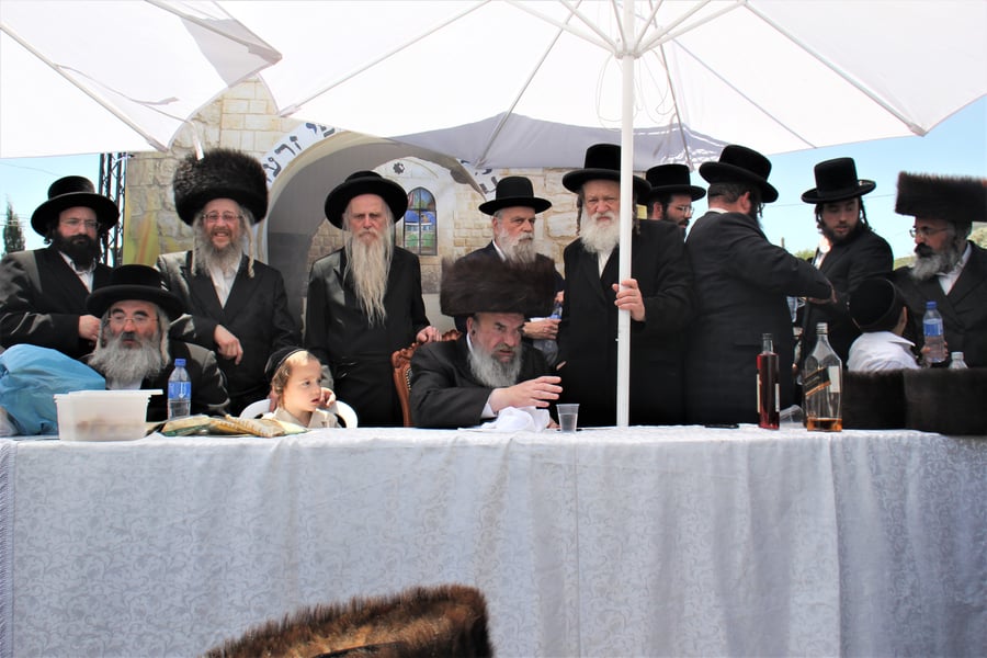 האדמו''ר מלעלוב בהדלקה באתרא קדישא מירון
