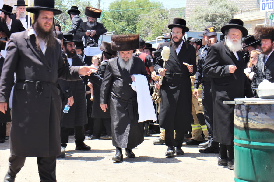 האדמו''ר מלעלוב בהדלקה באתרא קדישא מירון