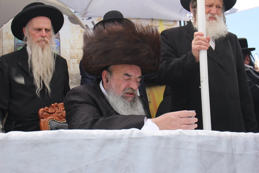 האדמו''ר מלעלוב בהדלקה באתרא קדישא מירון