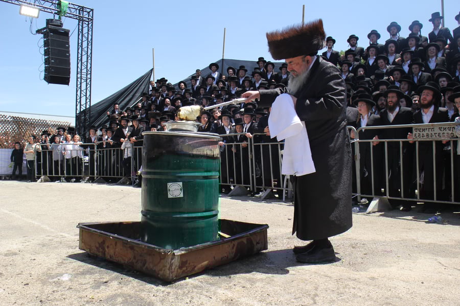 האדמו''ר מלעלוב בהדלקה באתרא קדישא מירון