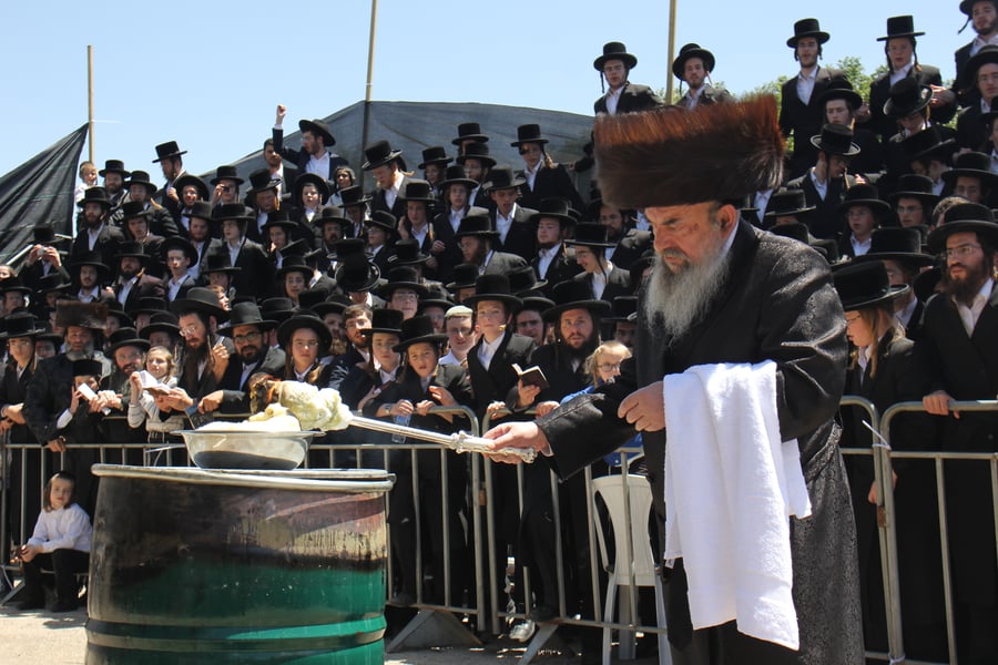 האדמו''ר מלעלוב בהדלקה באתרא קדישא מירון