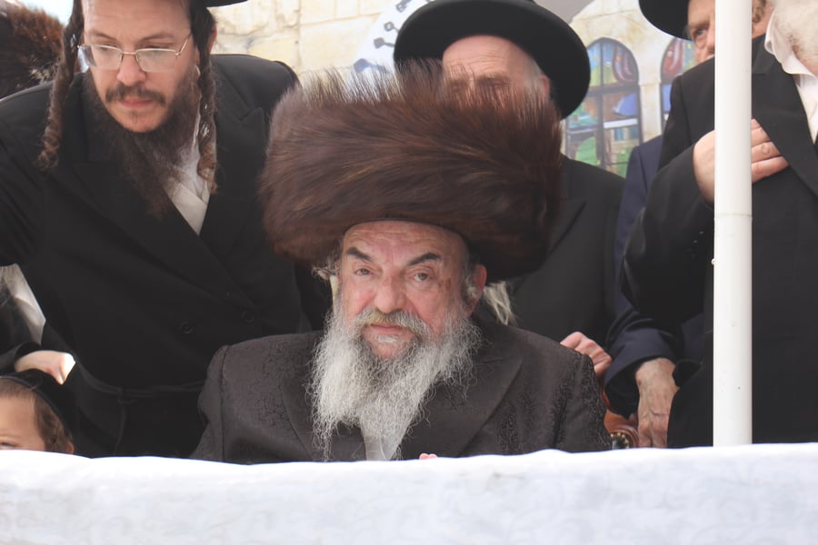 האדמו''ר מלעלוב בהדלקה באתרא קדישא מירון