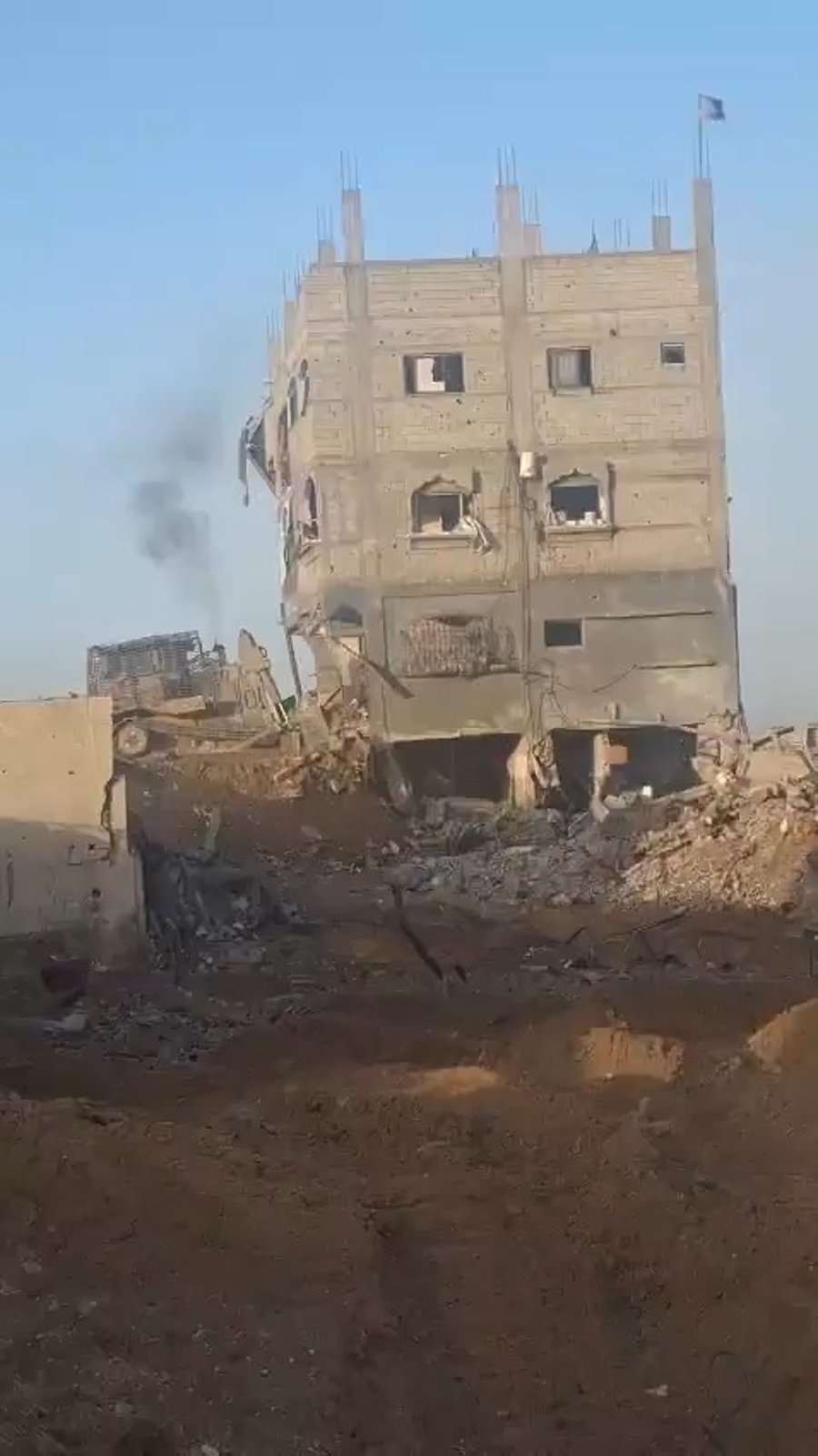 הרב אברהם זרביב הורס בית בעזה עם ה-D9