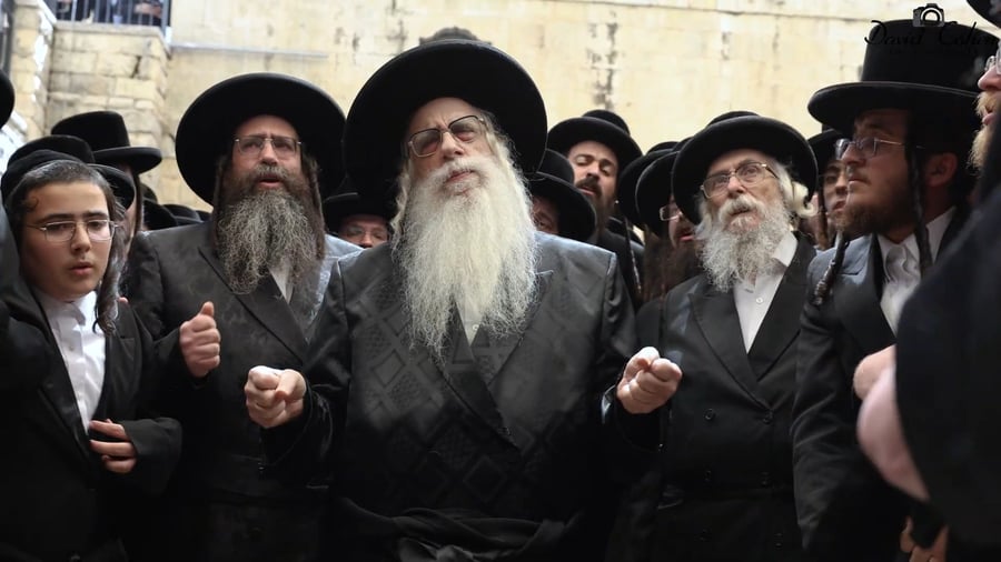 האדמו"ר מצאנז בתפילה באתרא קדישא מירון