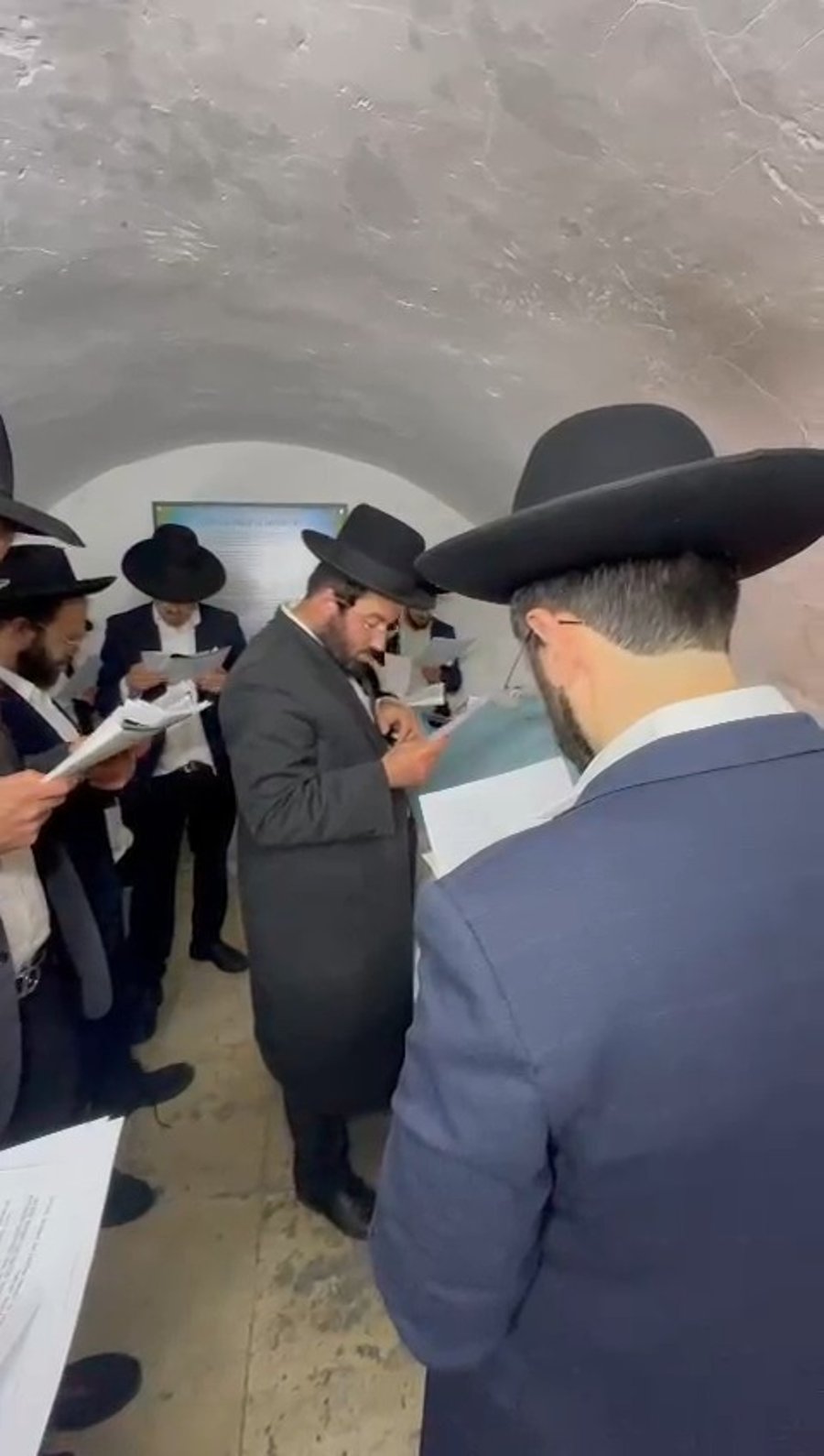 האברכים מתפללים בערב שבת ההילולא בציון רבי חנינא בן דוסא