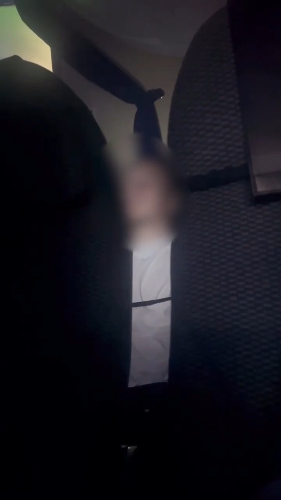 הנוסע המופרע קשור לכיסא