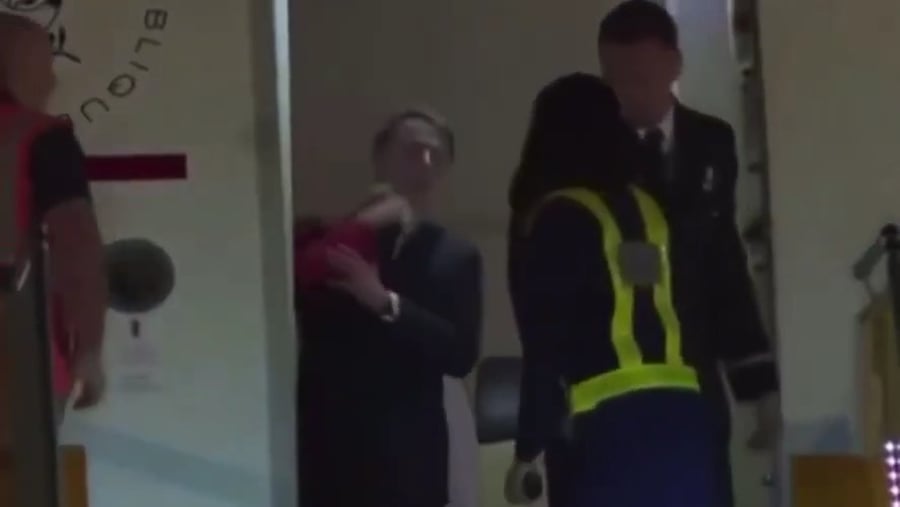 מקרון חוטף מכה בפניו