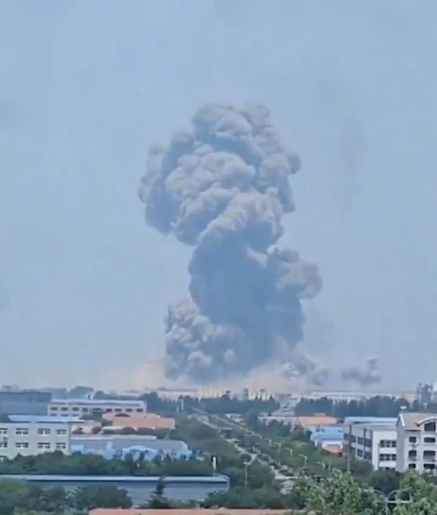 העשן שעלה מהמפעל לאחר הפיצוץ