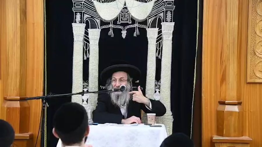 הגה"צ רבי אלימלך בידרמן בשיחת חיזוק ב'קריית מלך'