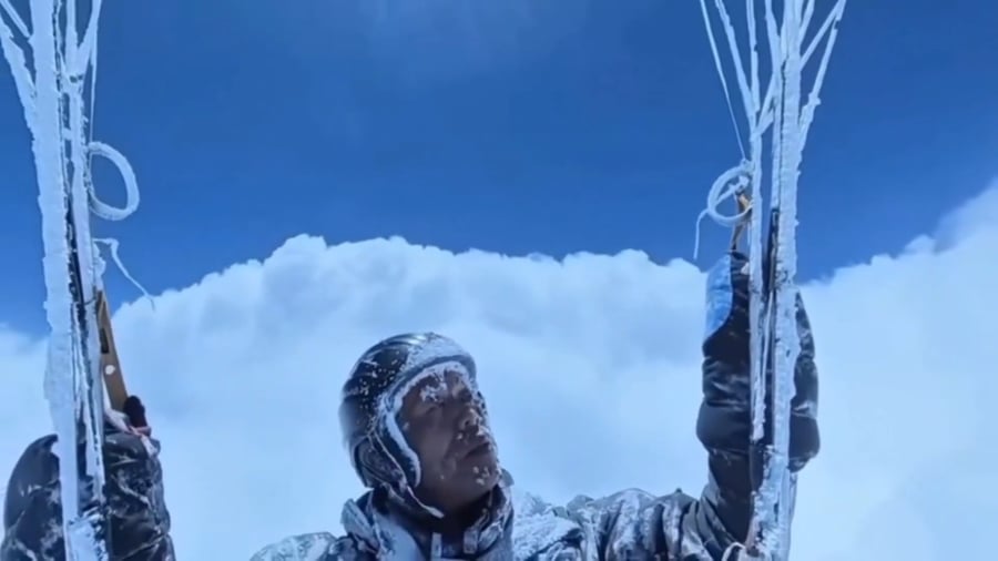 הגולש הסיני במעופו בענן הקפוא