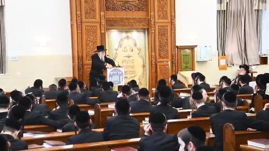 האדמו"ר מסטריקוב בשיחה בישיבת באבוב 