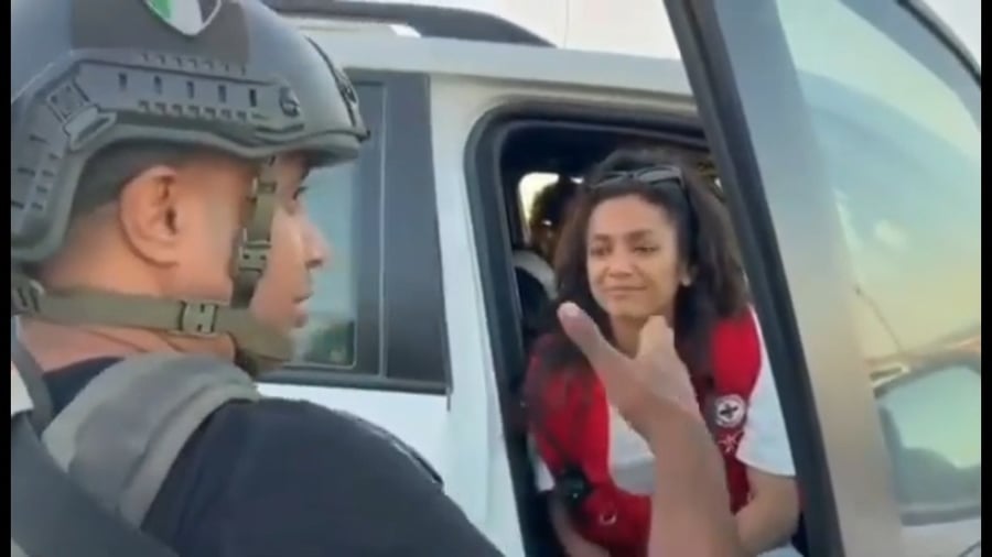 אנשי המיליציה מאבטחים את אנשי הצלב האדום