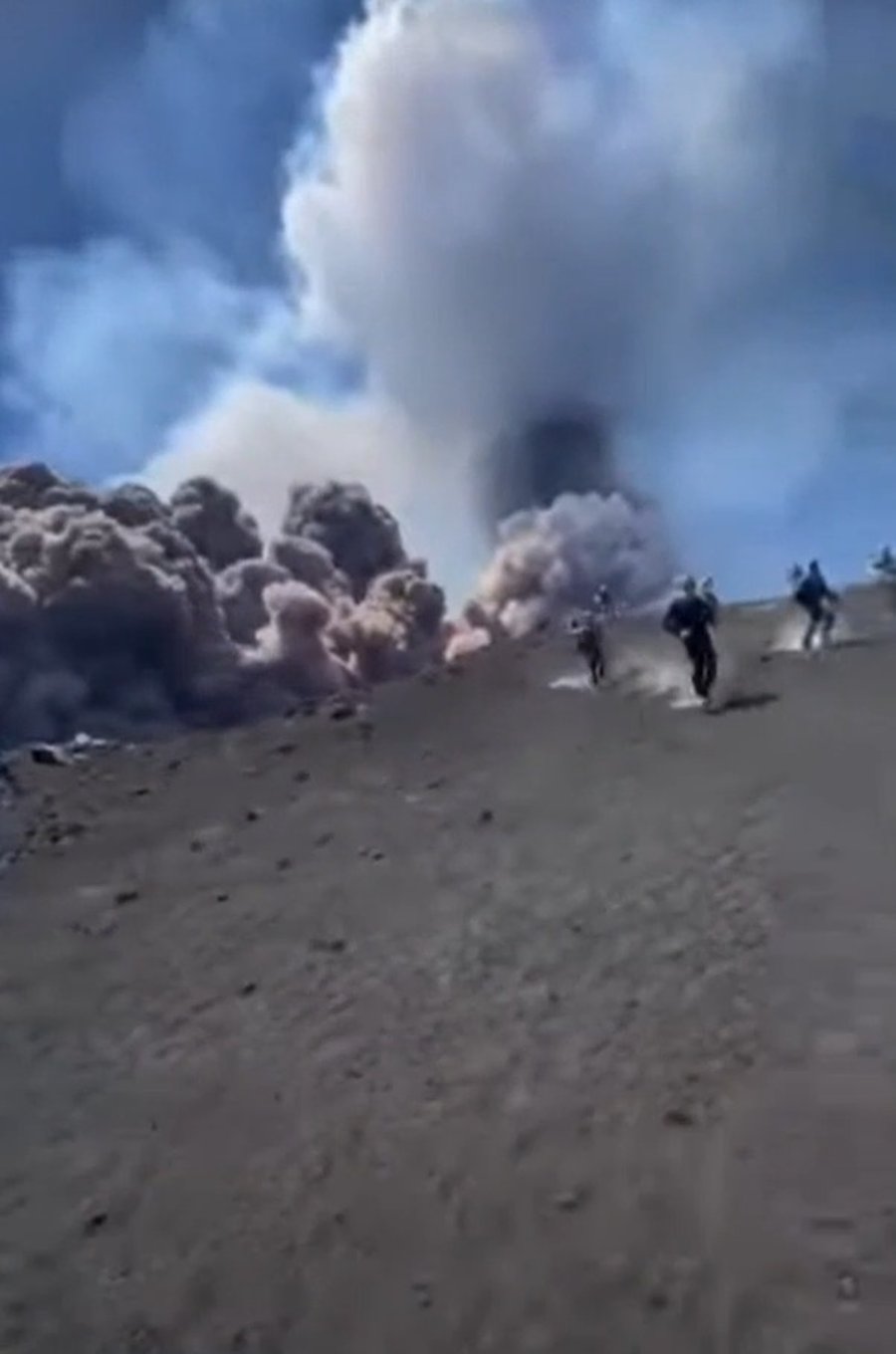 התיירים נמלטים מההר