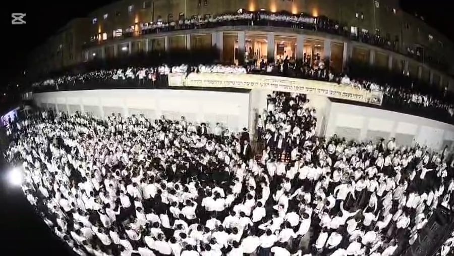 הכנסת ספר תורה לישיבת פוניבז' המעטירה