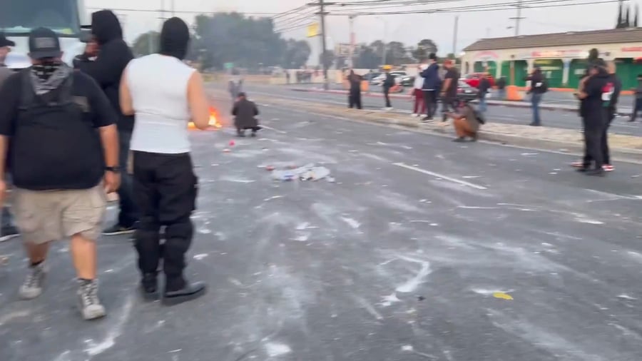 פורעים מכינים בקבוקי תבערה בפרעות